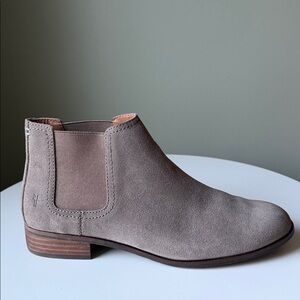 Frye Suede Chelsea Boots Taupe/Grey Low Stacked Heel Slip On Women’s 8.5 EUC